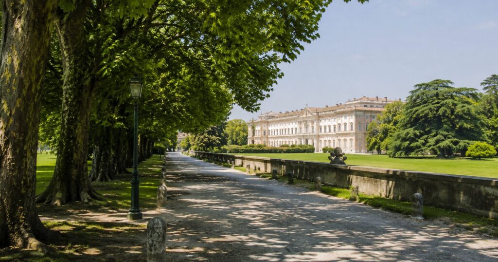 モンツァの街並みや歴史的建造物、イタリアらしい雰囲気を感じる観光スポットを表すイメージ画像
